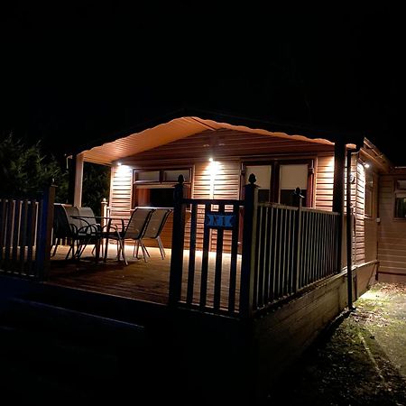 Stunning 4-Bedroom Cabin With Hot Tub In Beattock! Exterior foto